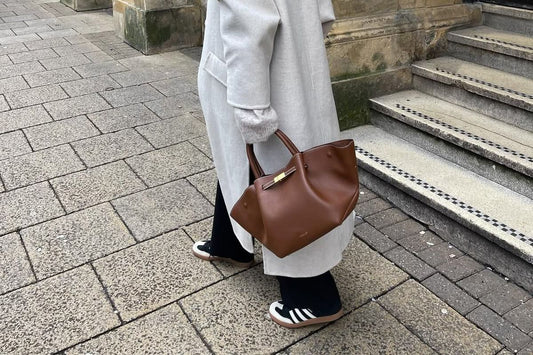 Leather tote bag for work with structured shape and firm base