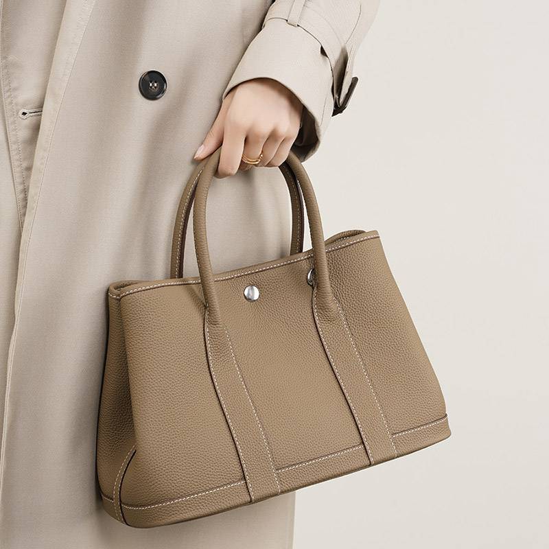 leather tote bag with crossbody strap for women used in everyday city life